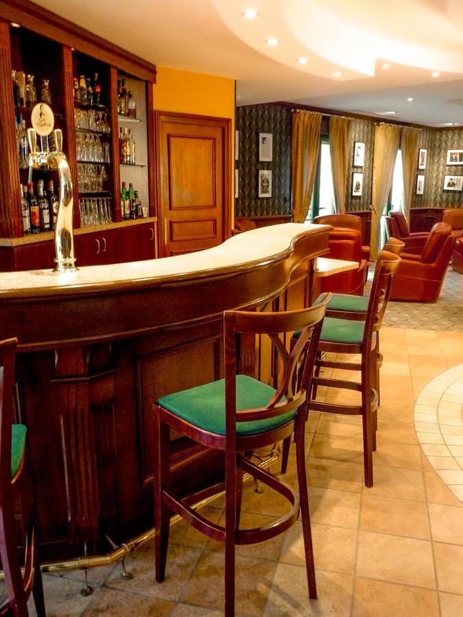 Logis Hotel - Restaurant Le Tulipier ヴィエンヌ・ル・シャトー エクステリア 写真