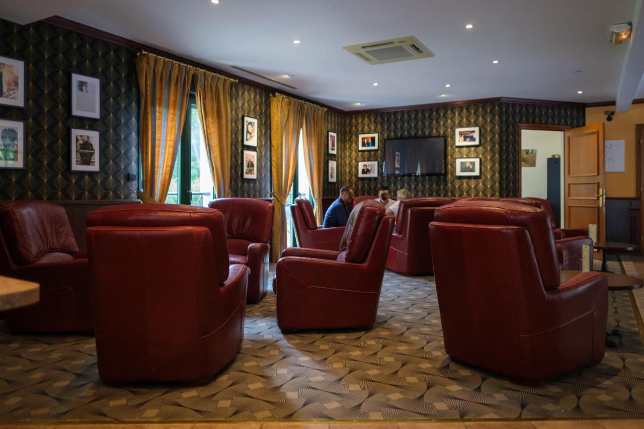 Logis Hotel - Restaurant Le Tulipier ヴィエンヌ・ル・シャトー エクステリア 写真